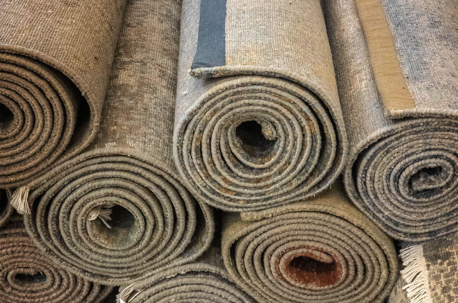 Storing your rugs - rolling into rest 